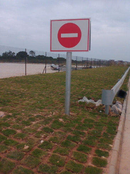 禁止駛?cè)霕?biāo)志牌